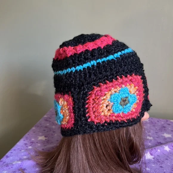 Crochet  flowers  beanie medium acrylic yarn new - Picture 5 of 9